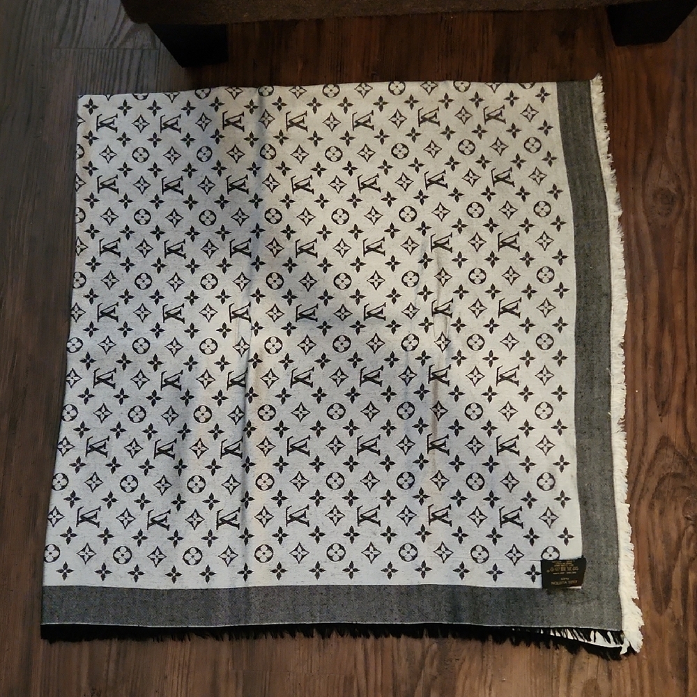 Louis Vuitton Monogram Wool+Silk Scarf/Shawl in Charcol, Silver & Light Grey - Picture 8 of 11